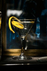 https://imgix.femina.dk/1452-cocktail-homemade-martini.png
