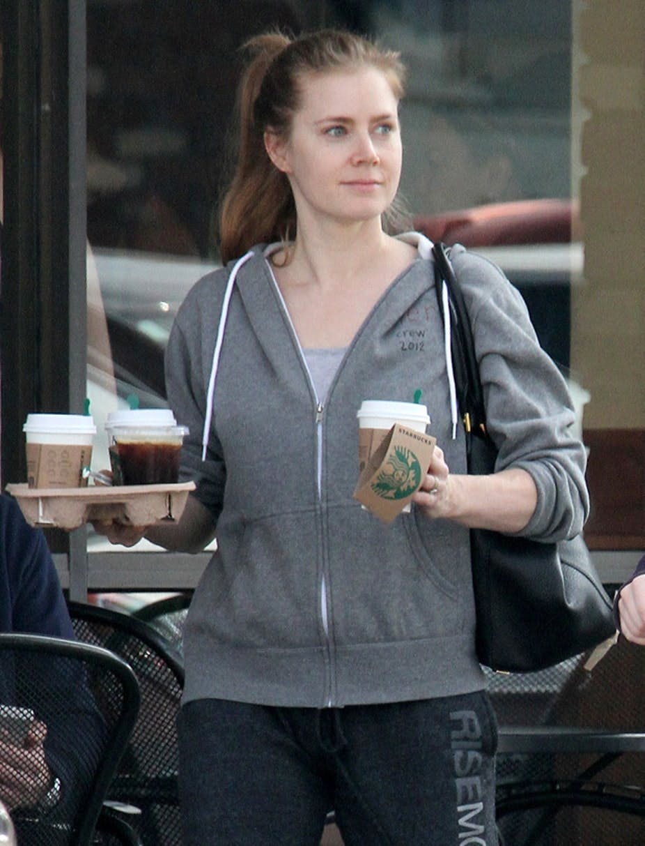 Amy Adams henter kaffe uden at have makeup på