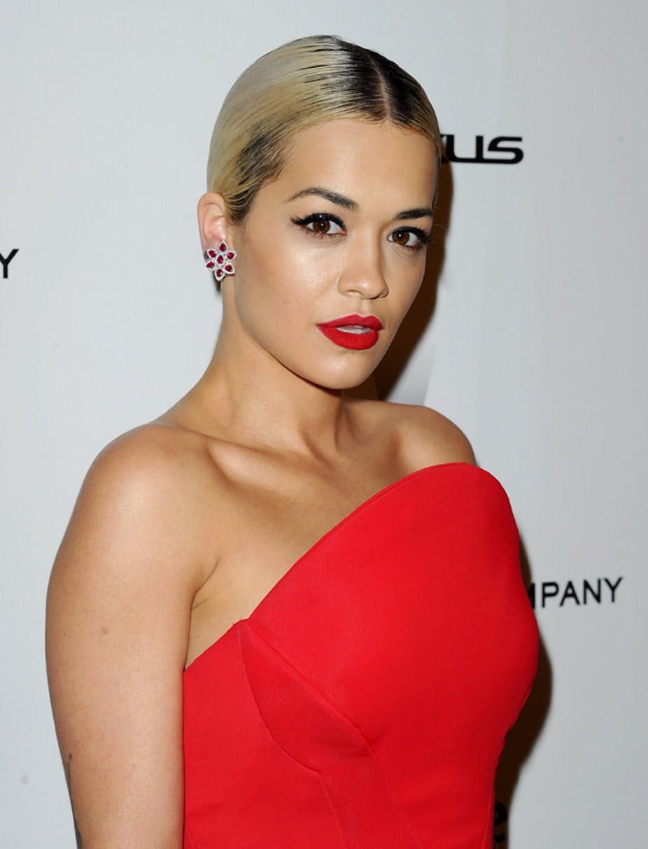 Rita Ora klar til fest med makeup og styling