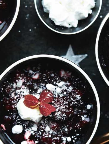 Nytårsdessert: Kold bærsuppe med knuste marengs