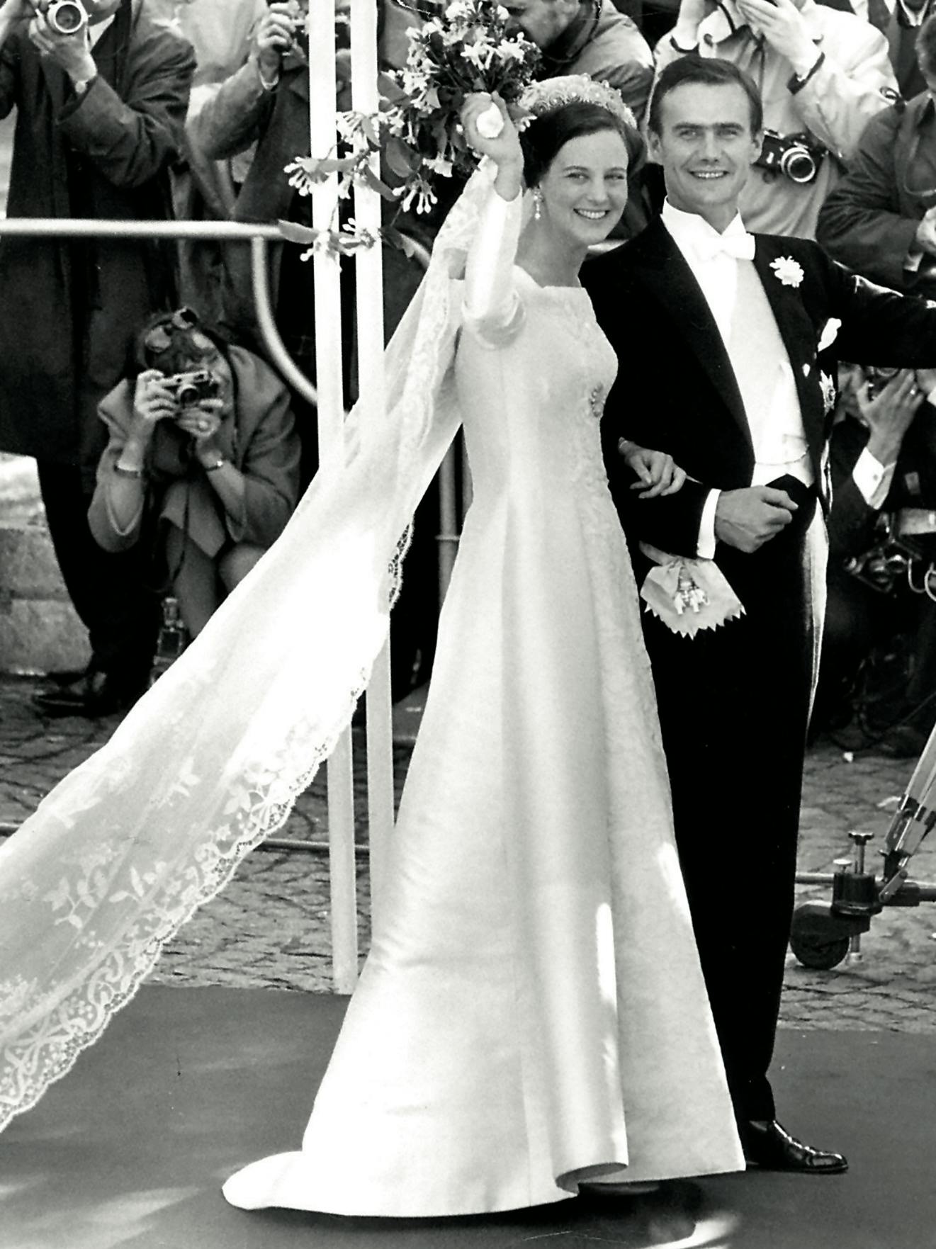 Se hvor glade og smukke Dronning Margrethe og Prins Henrik var på deres bryllupsdag