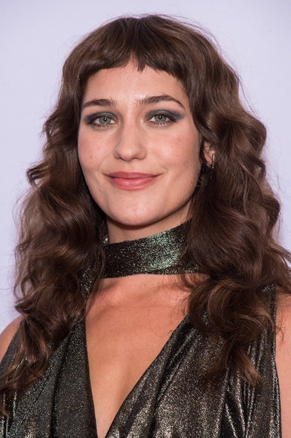 Kort pandehår til Lola Kirke