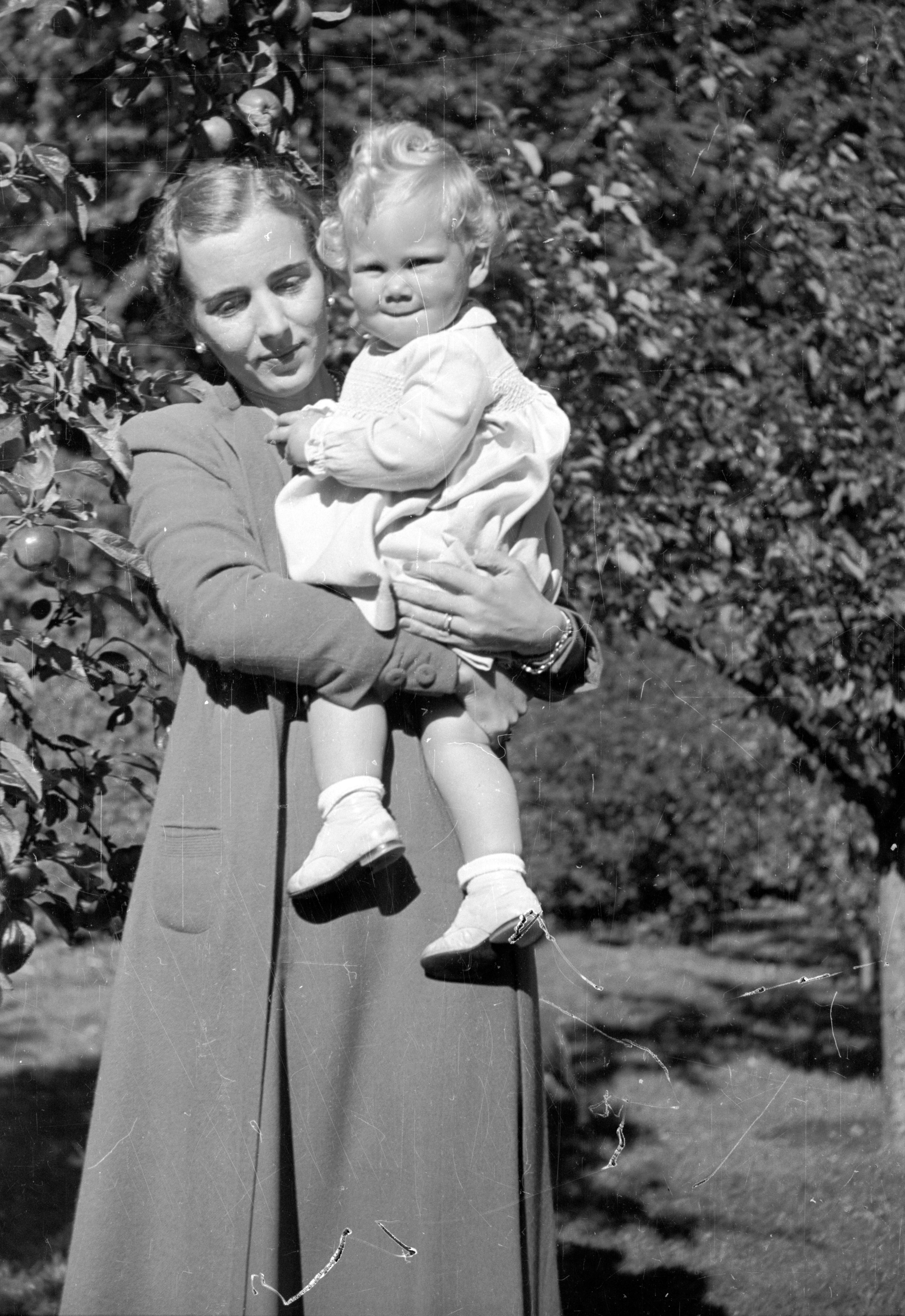 Dronning Margrethe som helt lille på mor Ingrids arm