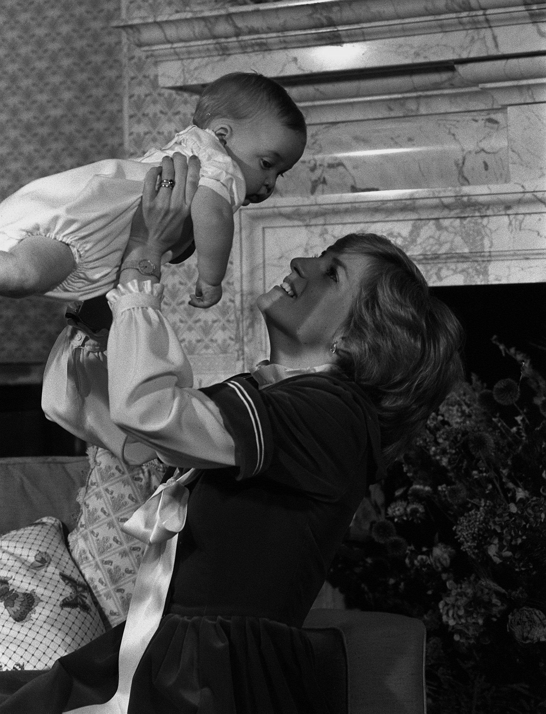 Prinsesse Diana løfter lille prins William i Kensington Palace i London.