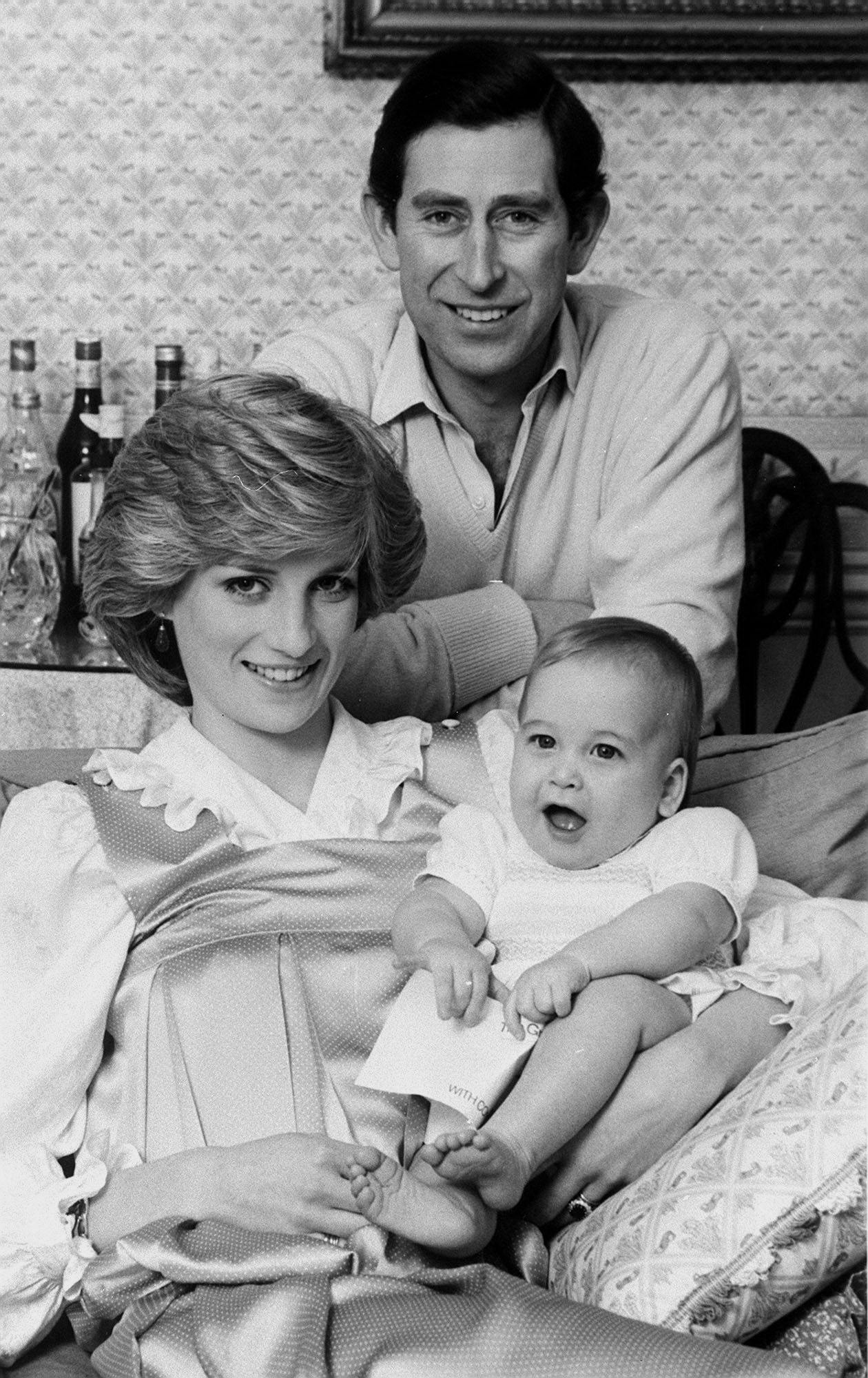 Et familieportræt med lille prins William i Kensington Palace i London.