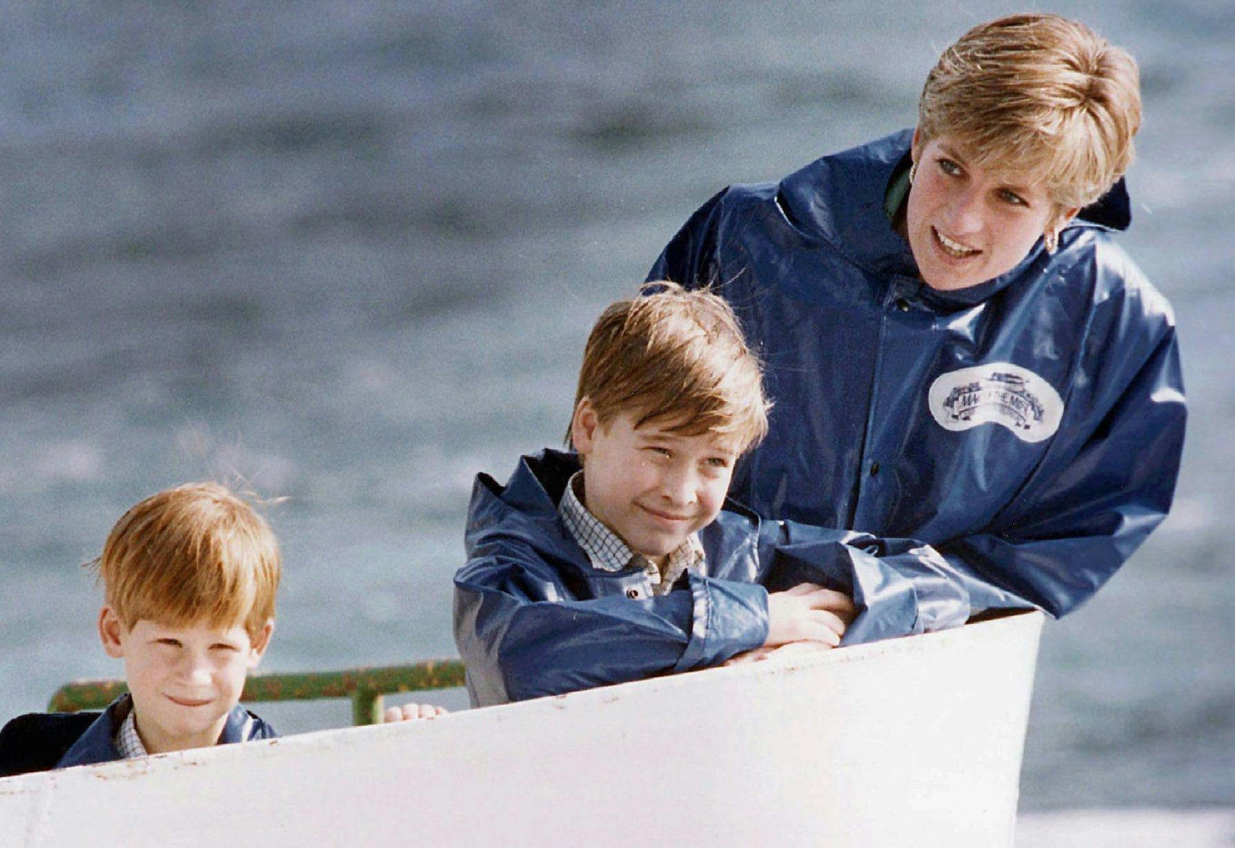 Prinsesse Diana på en sejltur med sønnerne.