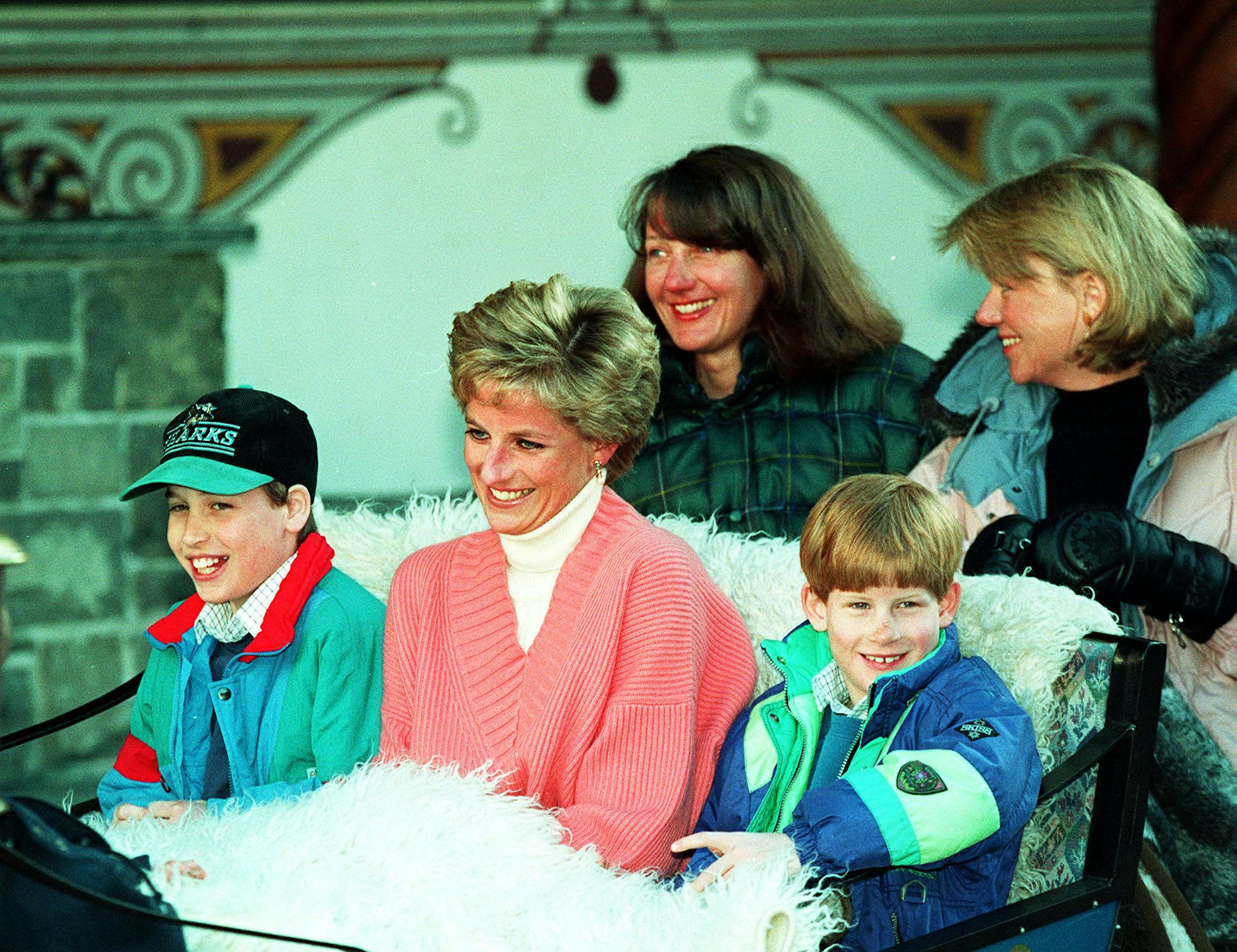 Her sidder prinsesse Diana og prins William og Harry i en hesteslæde i Østrig.