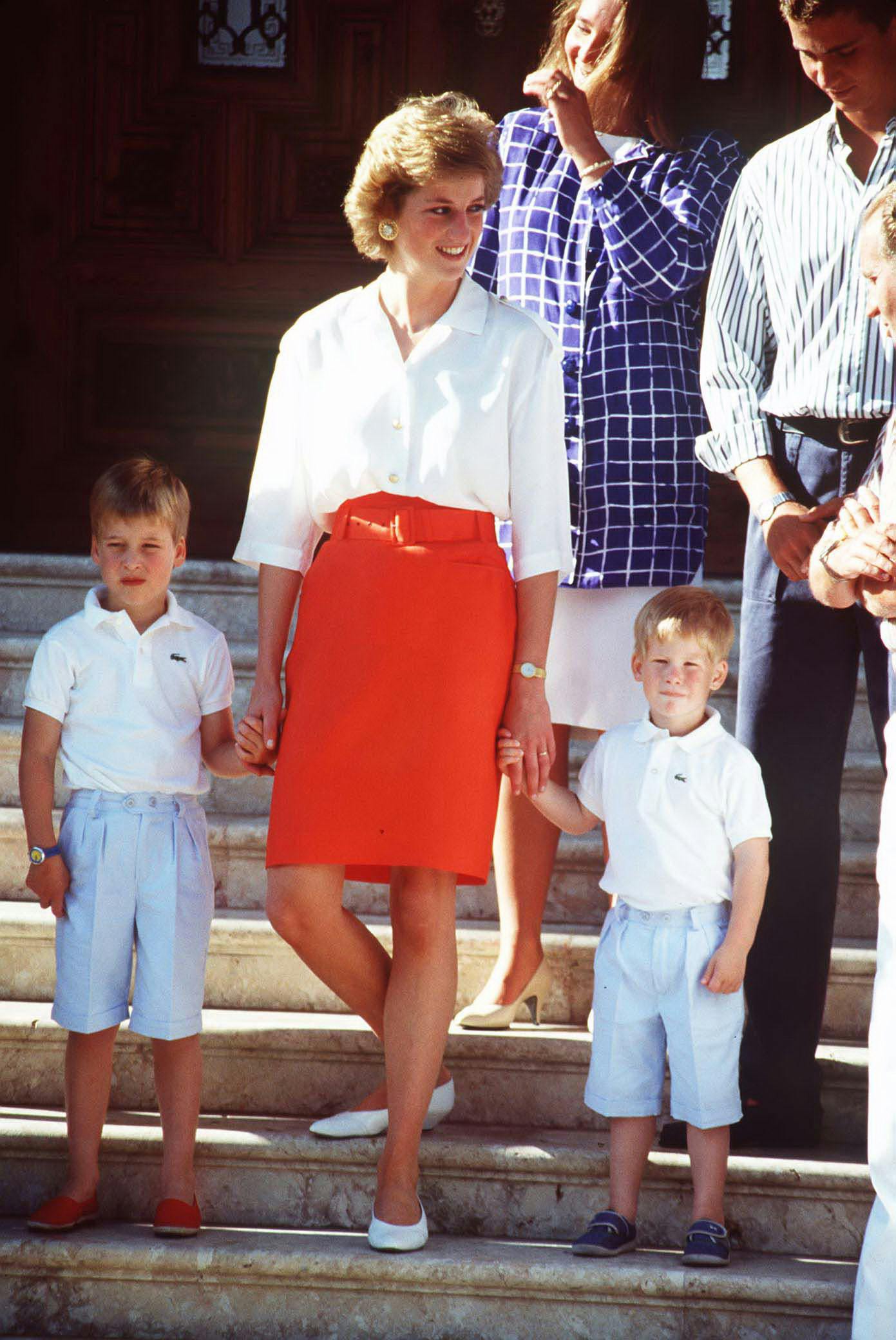 Her ses prinsesse Diana med sine to sønner til et offentligt arrangement. 