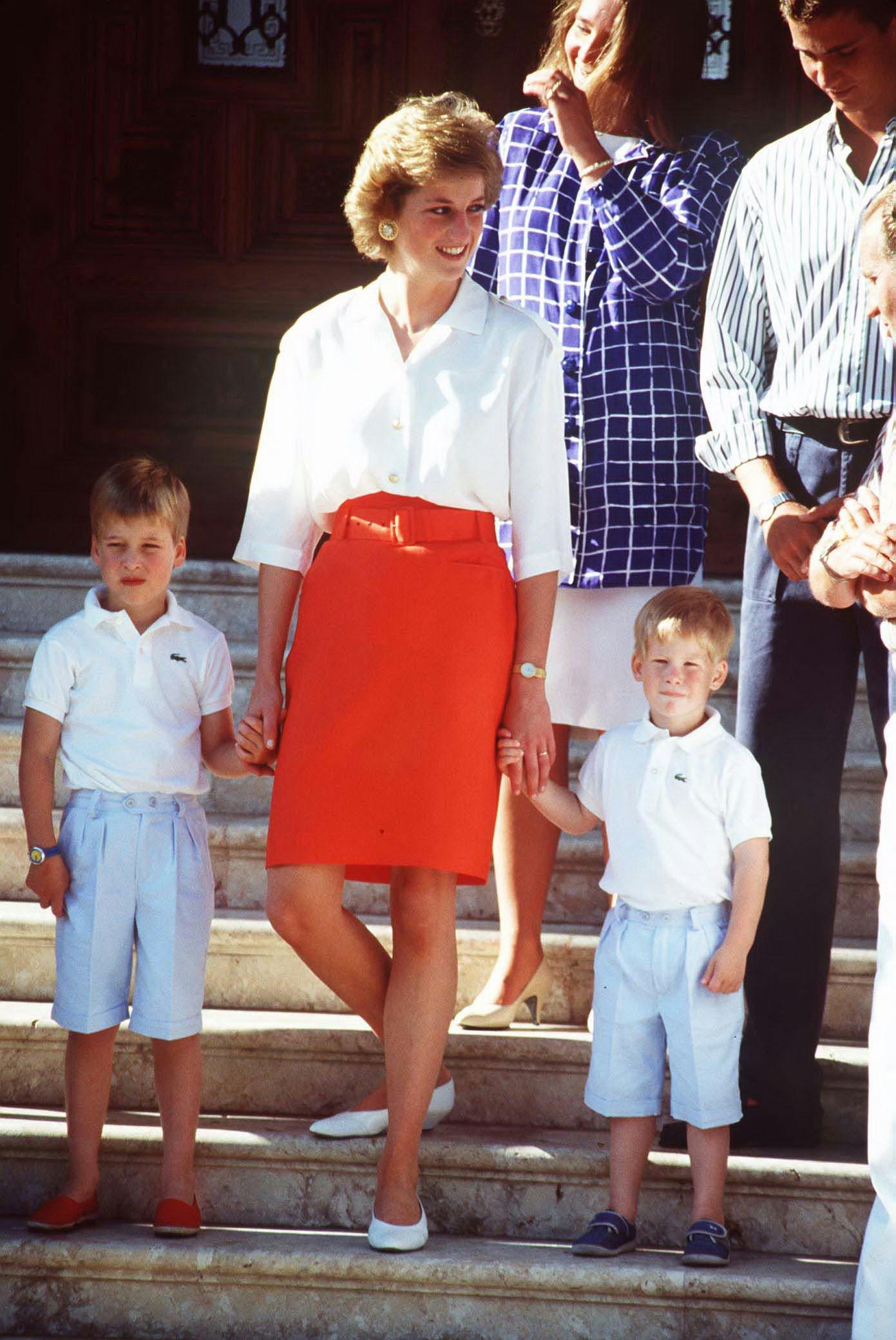 Her ses prinsesse Diana med sine to sønner til et offentligt arrangement.
