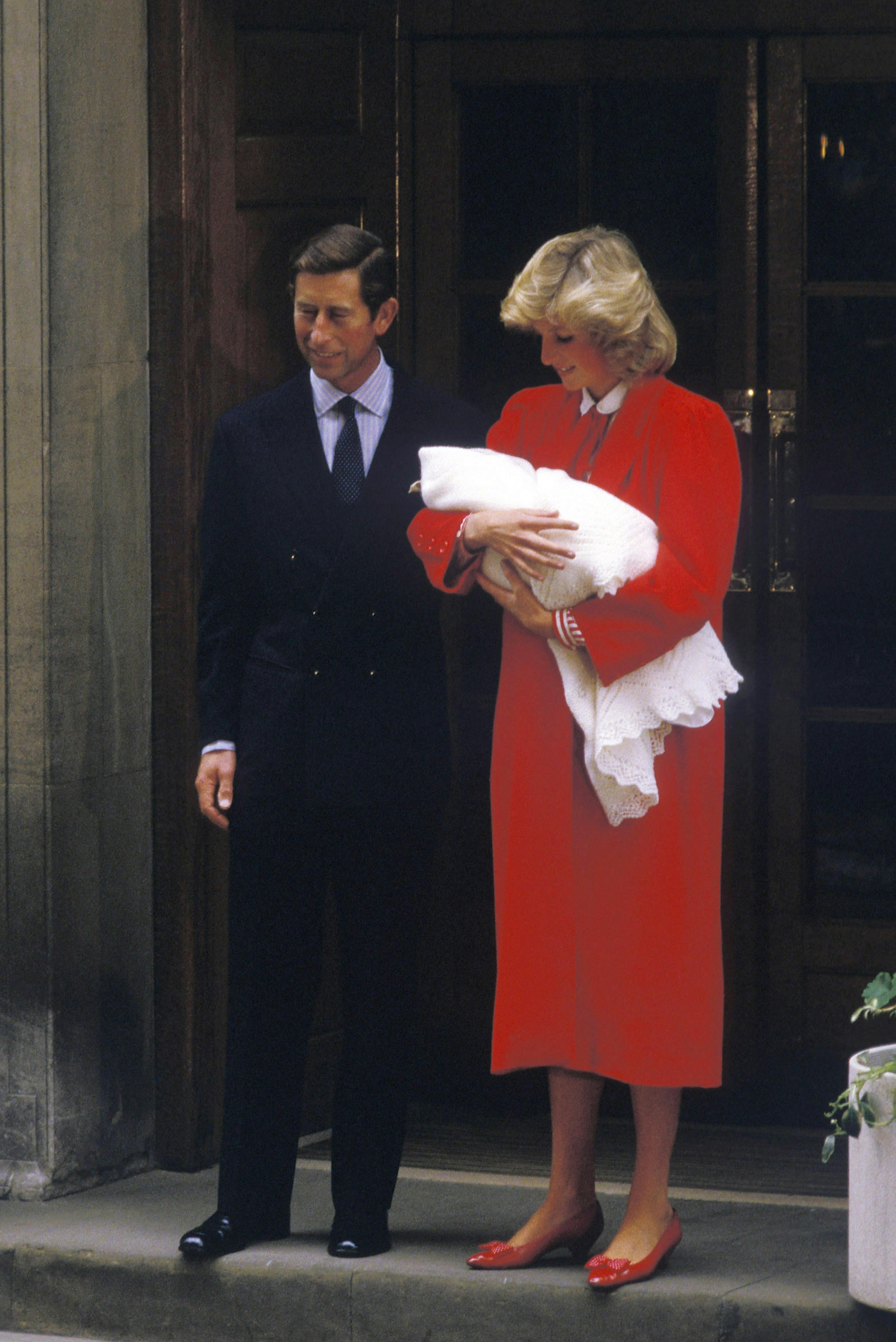 Prinsesse Diana og prins Charles på vej ud af St. Mary's Hospital med prins Harry i armene.
