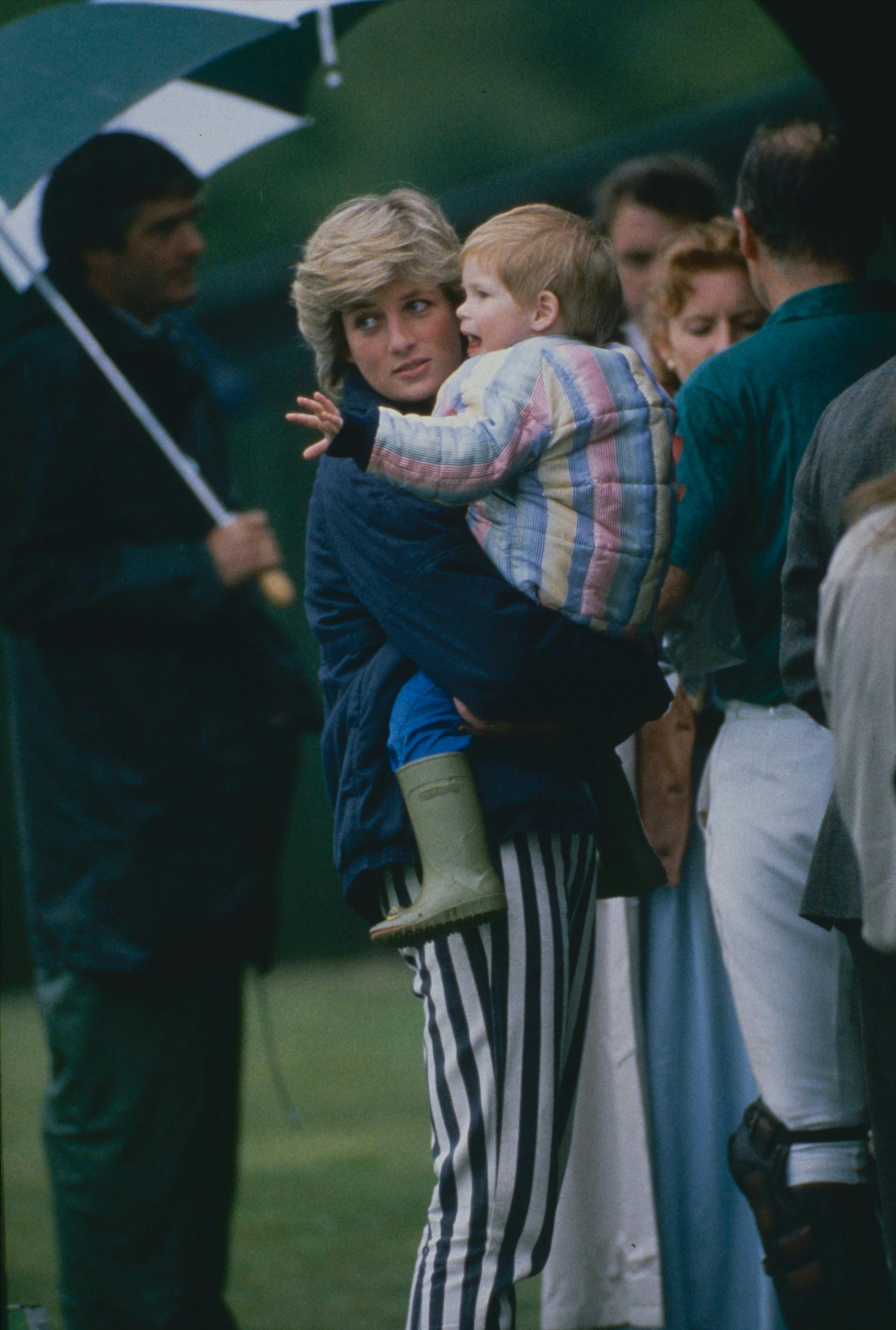 Prinsesse Diana og lille prins Harry til en polokamp.