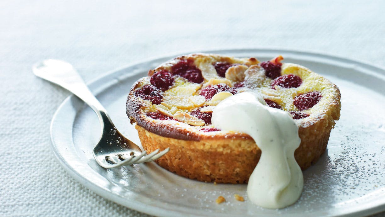 Opskrift på de lækreste små hindbærtærter.