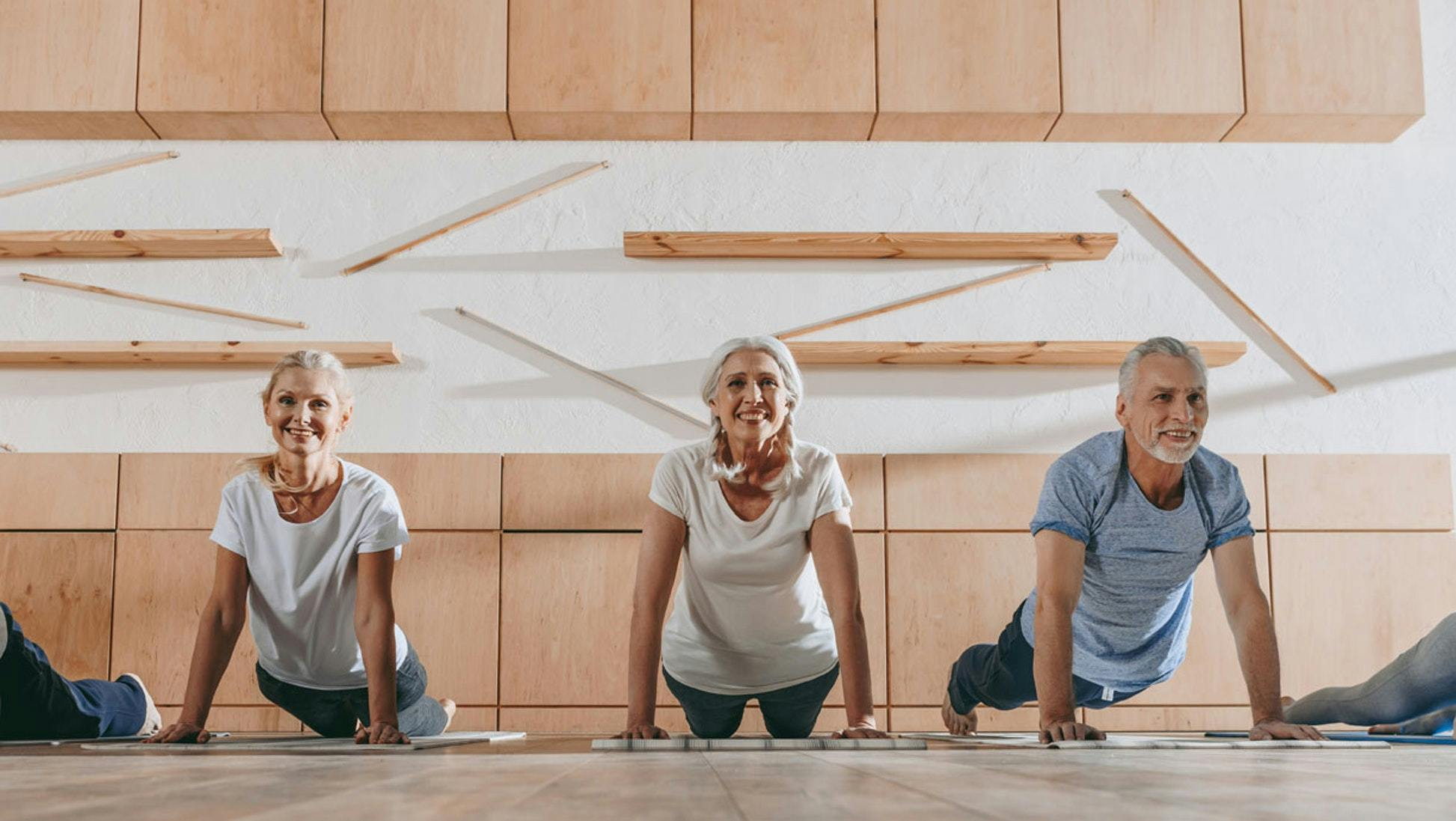 Yoga-øvelser for ældre og seniorer - få 8 gode øvelser her 