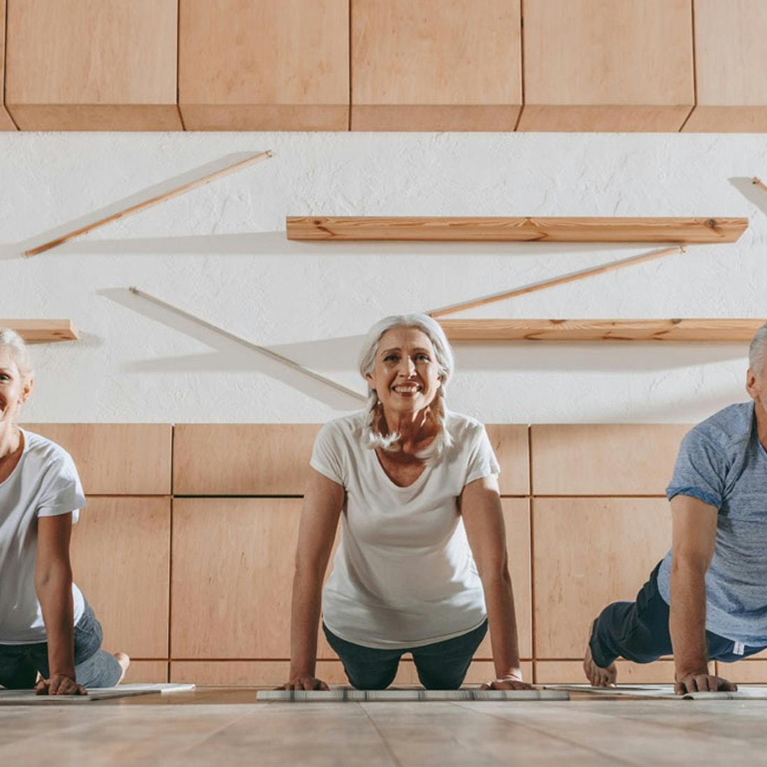 Yoga-øvelser for ældre og seniorer - få 8 gode øvelser her