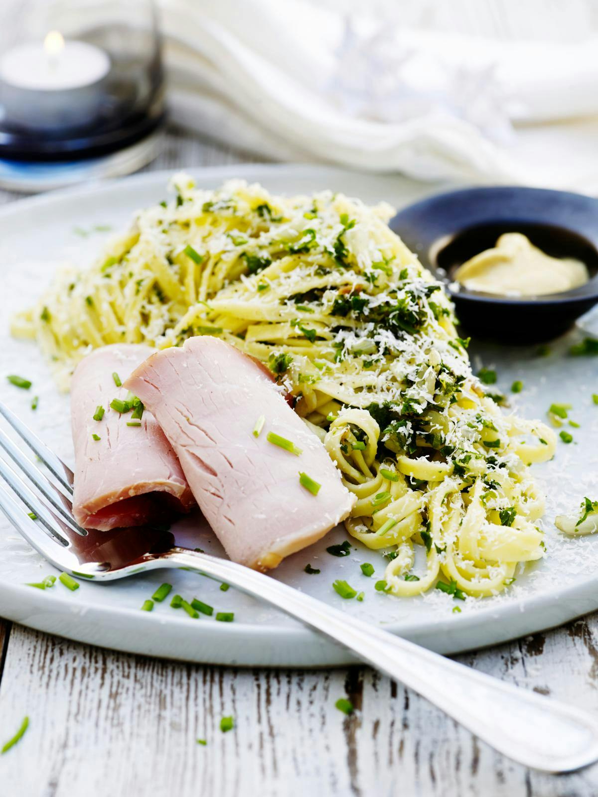 Ovnstegt hamburgerryg med spaghetti og grønkål
