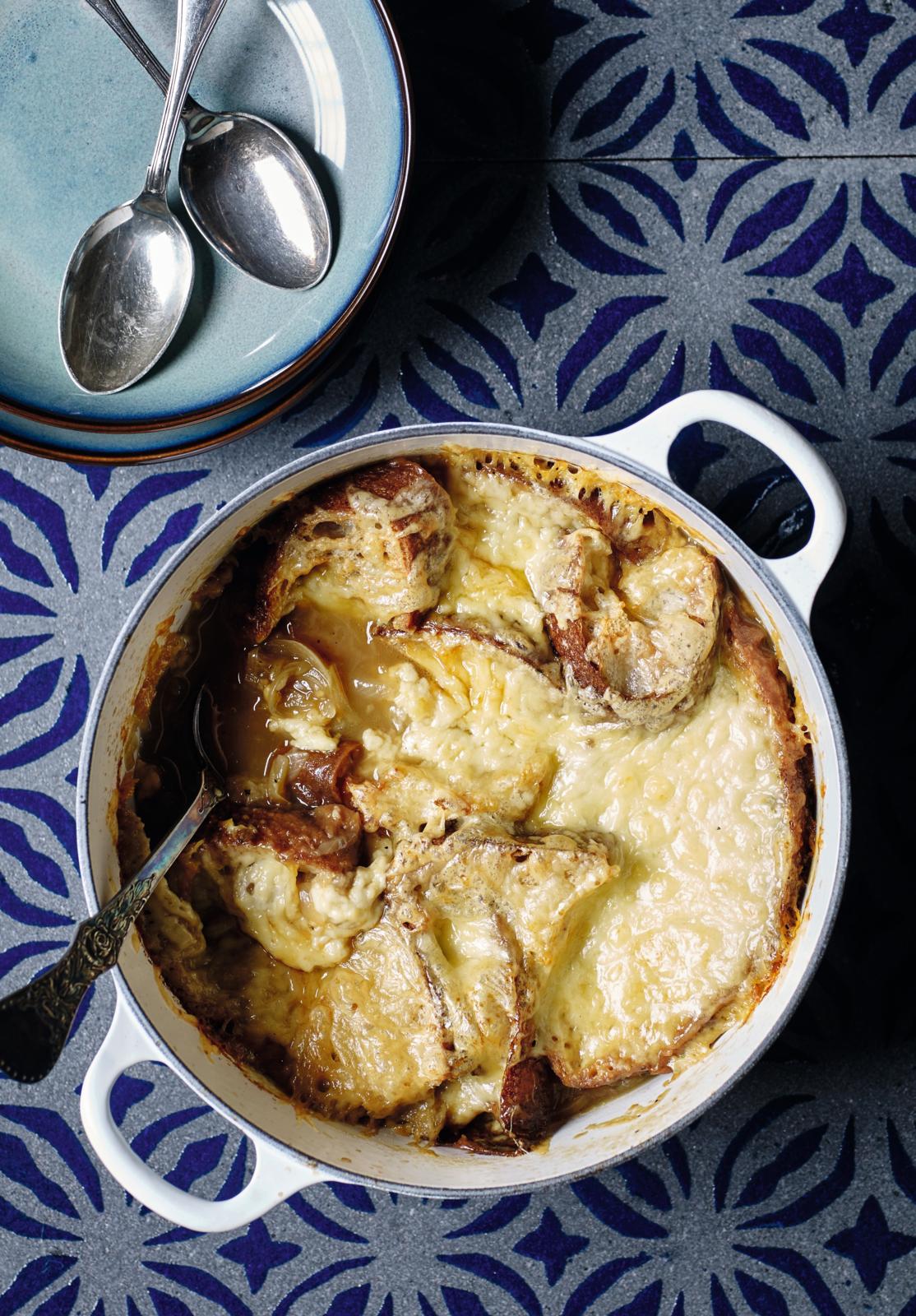 Løgsuppe med croutoner og ost
