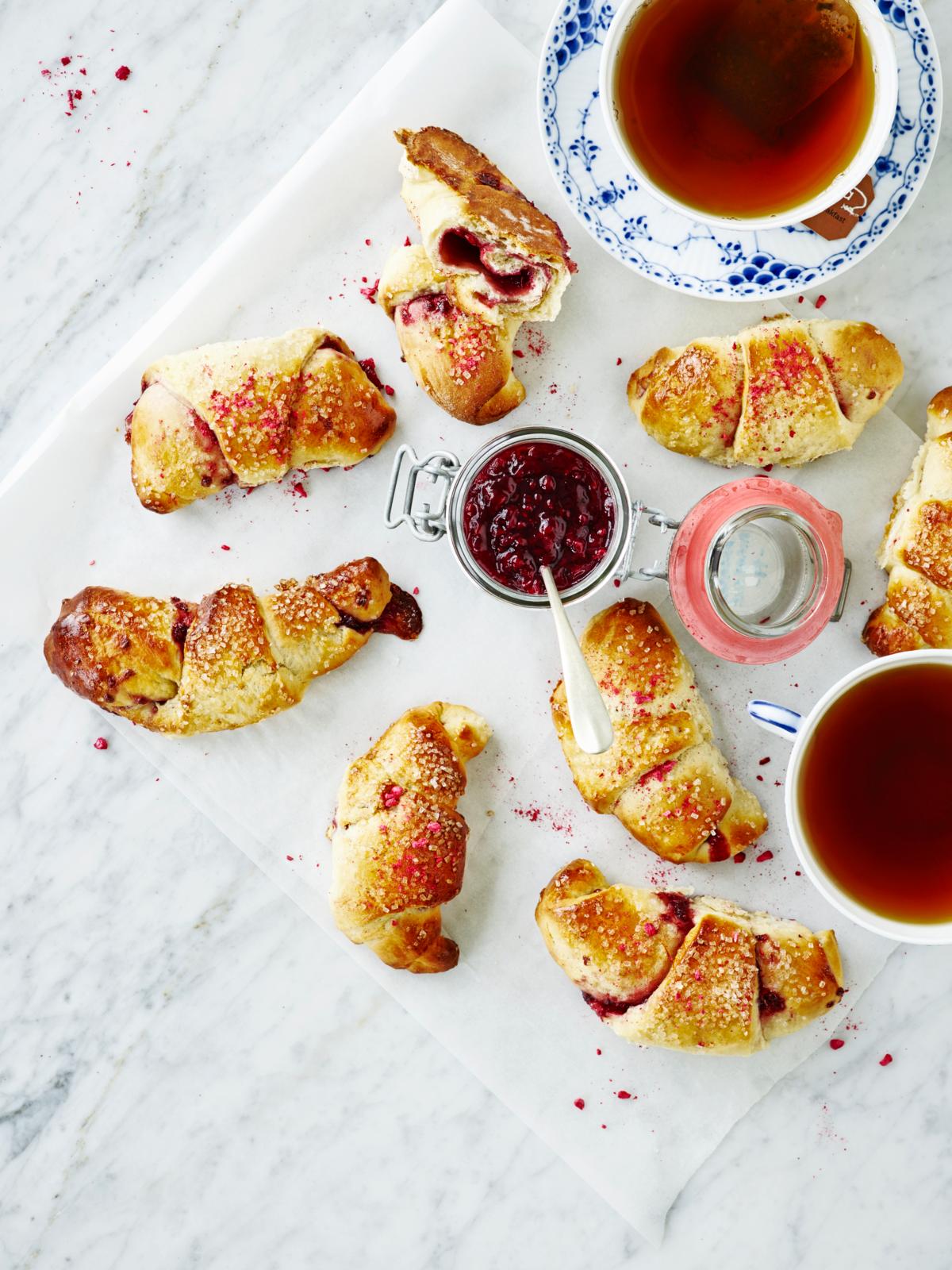 Kærnemælkshorn med hindbærmarmelade