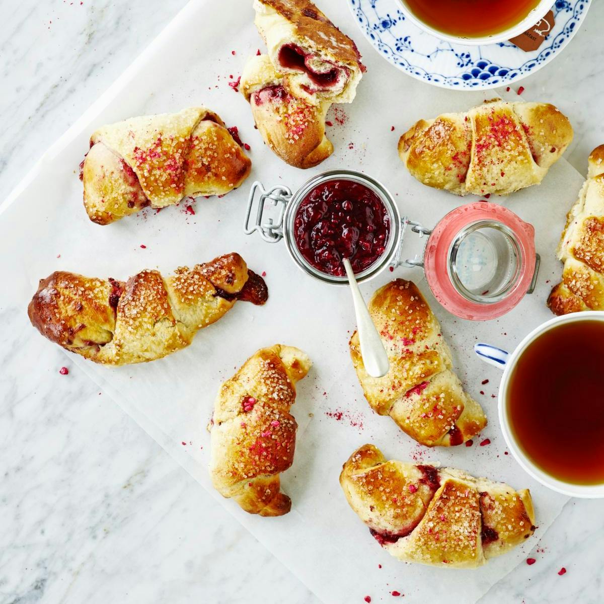 Kærnemælkshorn med hindbærmarmelade