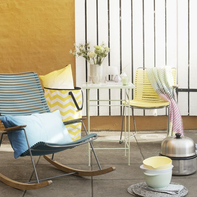 En gyngestol skaber hygge på terrassen.