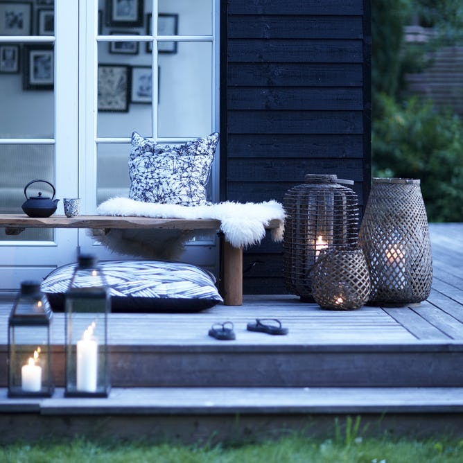 Lanterner skabe hygge på de lange sommeraftener på terrassen.