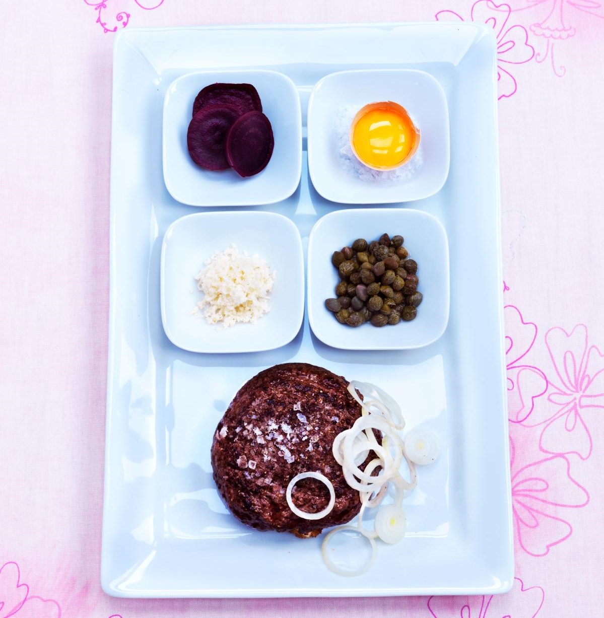 Opskrift på klassisk pariserbøf med det hele.