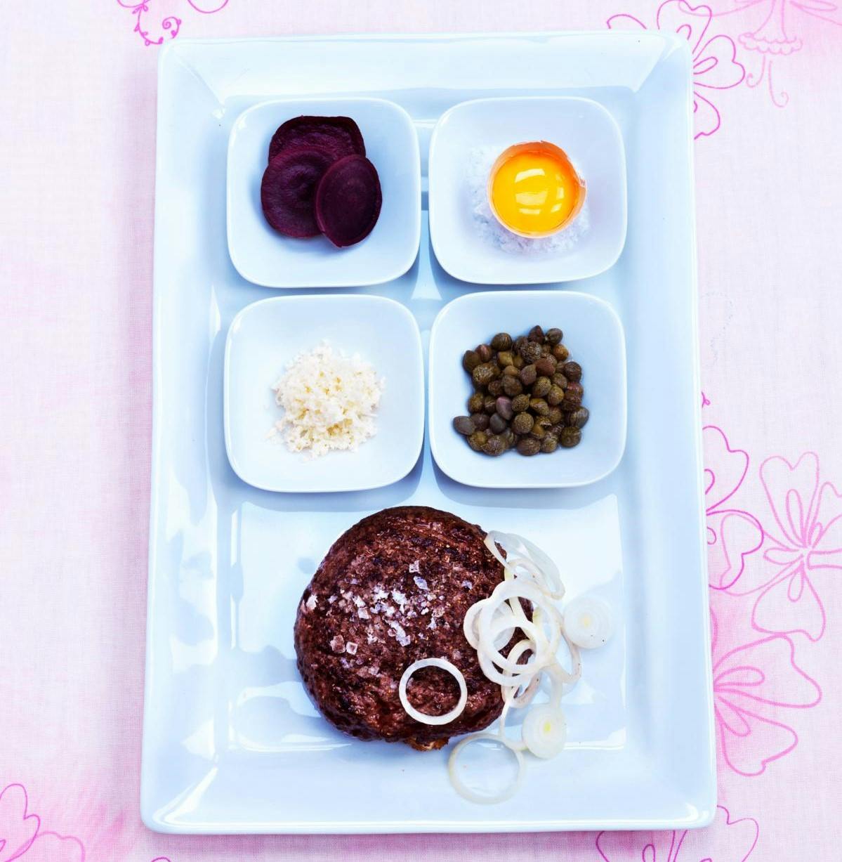 Opskrift på klassisk pariserbøf med det hele.