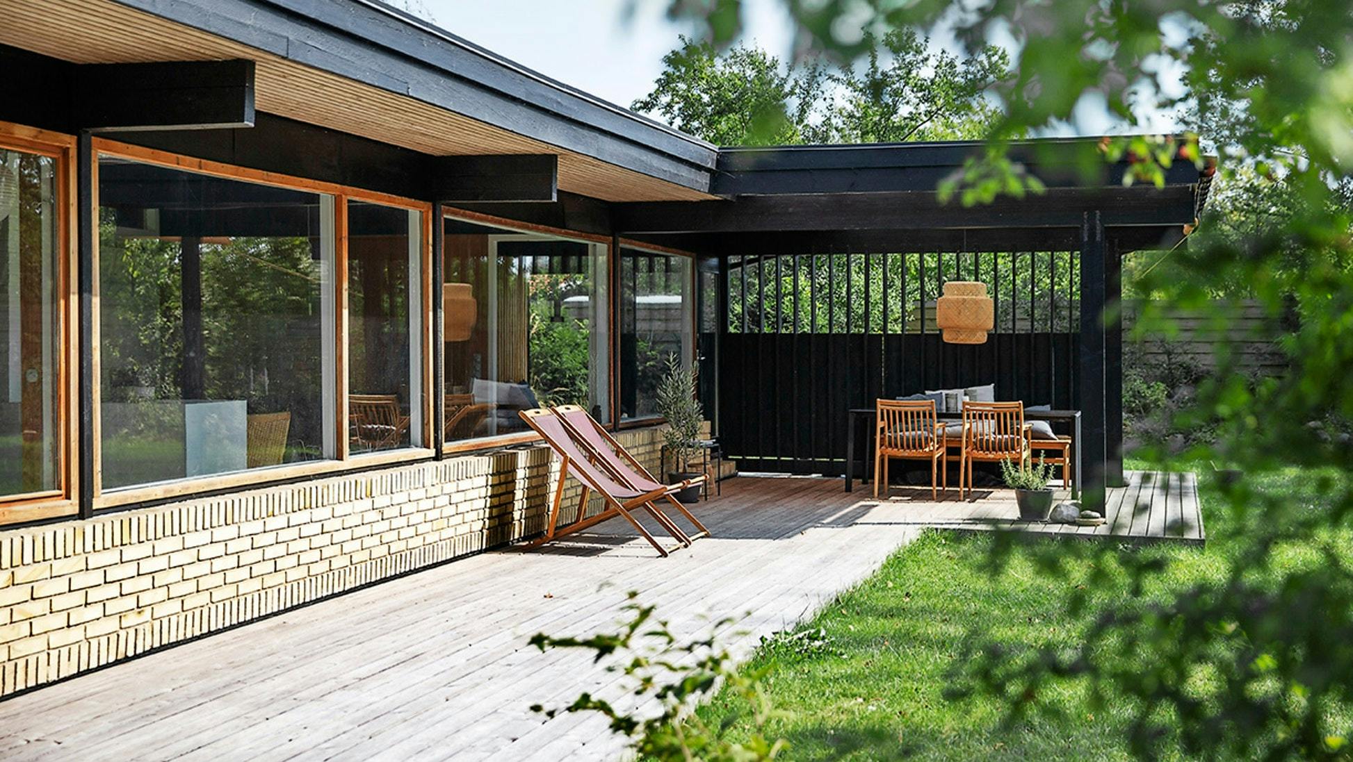 Sommerhus med skøn træterrasse omkring hele huset. 