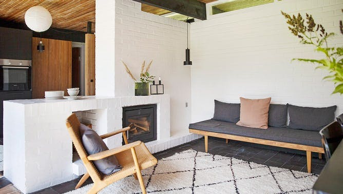 Sommerhus med køkken i åben forbindelse med stue.