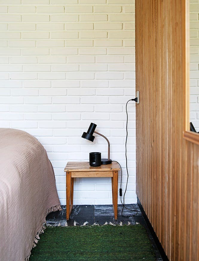Naturpaneler på væggene i sommerhuset skaber hygge og varme.