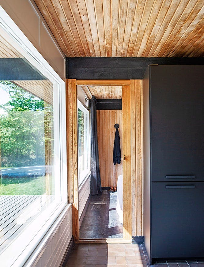 Sommerhus med store vinduer og lys gennemgang.