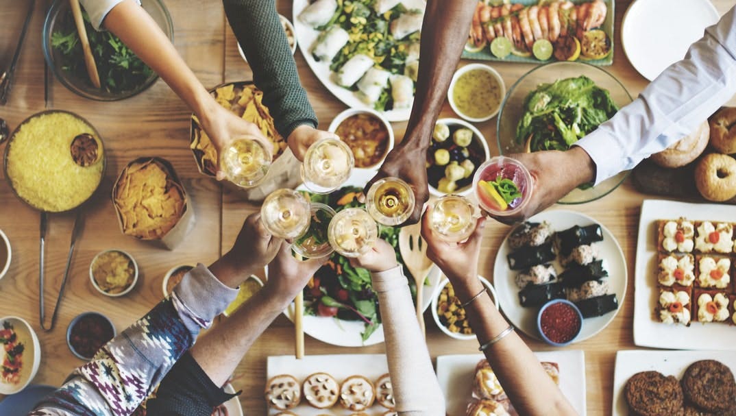 Oppustet mave kommer ofte af for meget og for fed mad.