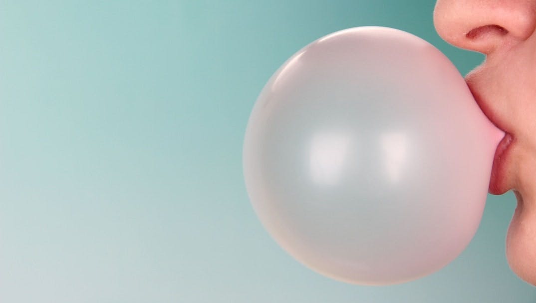 Tyggegummi kan give oppustet mave. Læs her hvorfor.