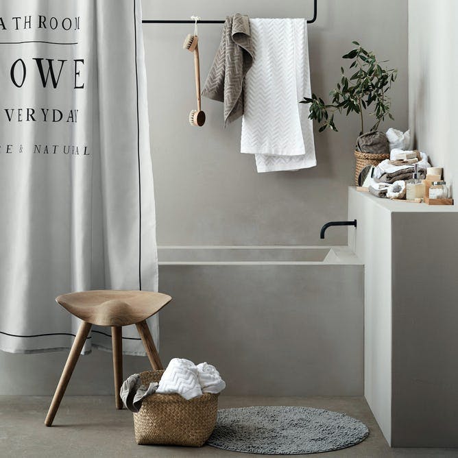 Badeværelse: Vandskuret badekar og indbygget armatur.