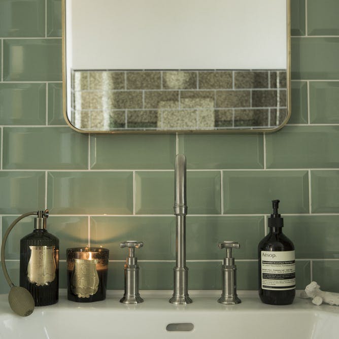 Badeværelse: Grønne fliser og spejl med patina.