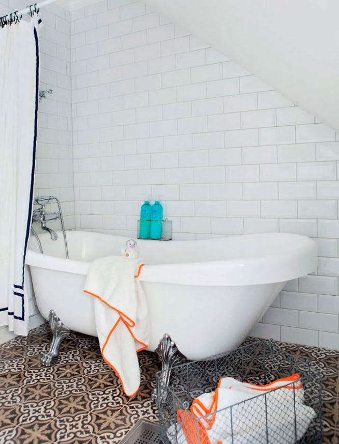 Badekar og marrokanske fliser på badeværelset.