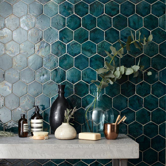 Badeværelse med grønne og sekskantede fliser.