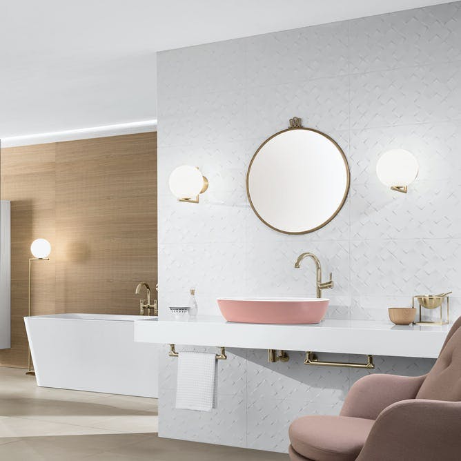 Stort badeværelse med badekar og lækre badeværelsesmøbler.