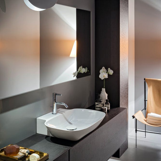 Badeværelse i mørke nuancer med dæmpet belysning.