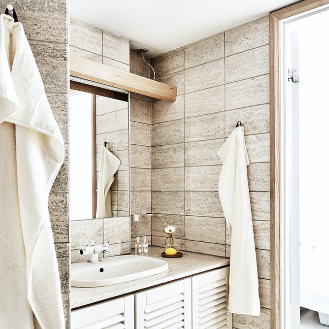 Badeværelse i ægte sommerhusstil.