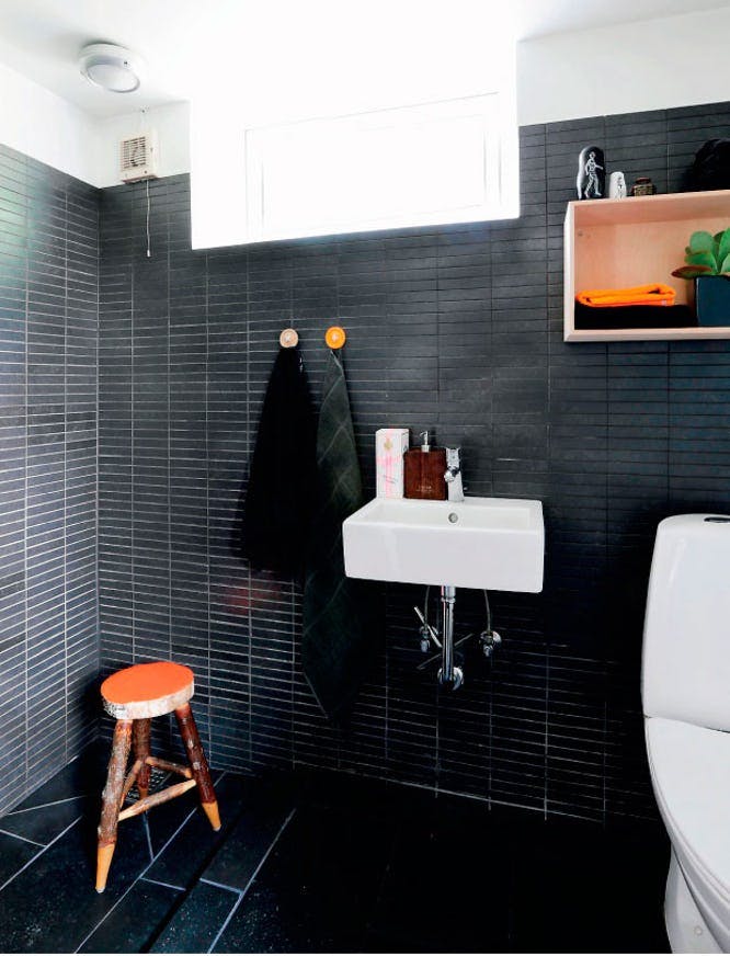 Sort badeværelse med farverige detaljer.