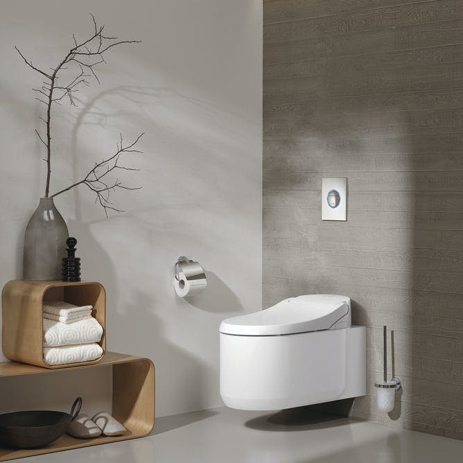 Badeværelse med hængende toilet.