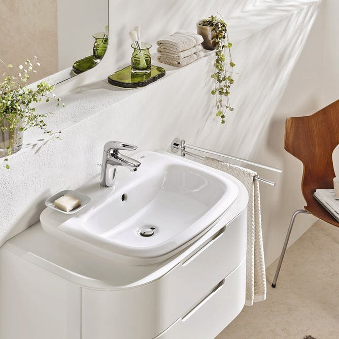 Badeværelse med hængeplanter og lyse farver.