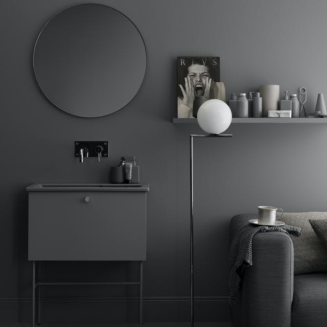 Badeværelse med sorte og grafiske elementer.