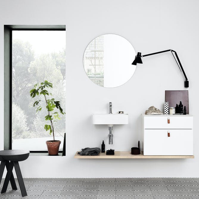 Badeværelse med stort vindue og enkle linjer.