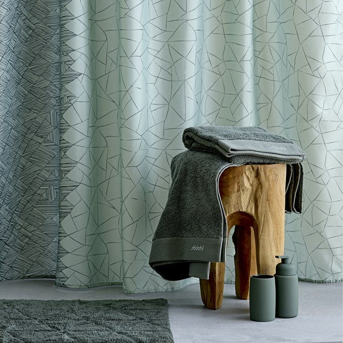 Badeværelse: Grønne nuancer og spraglede farver.