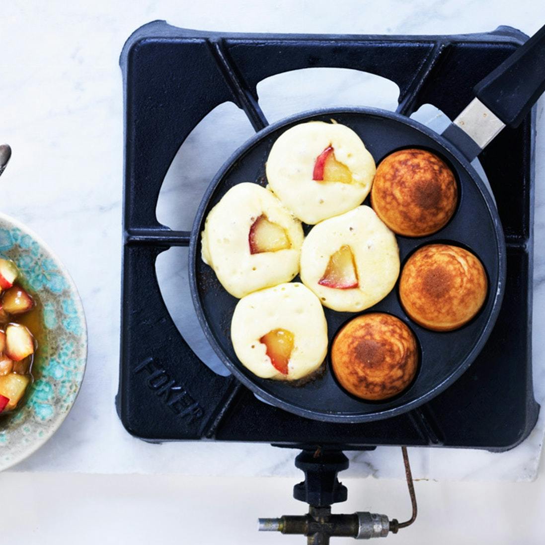 Æbleskiver: Klassisk opskrift med kærnemælk og karamelliserede æbler. 