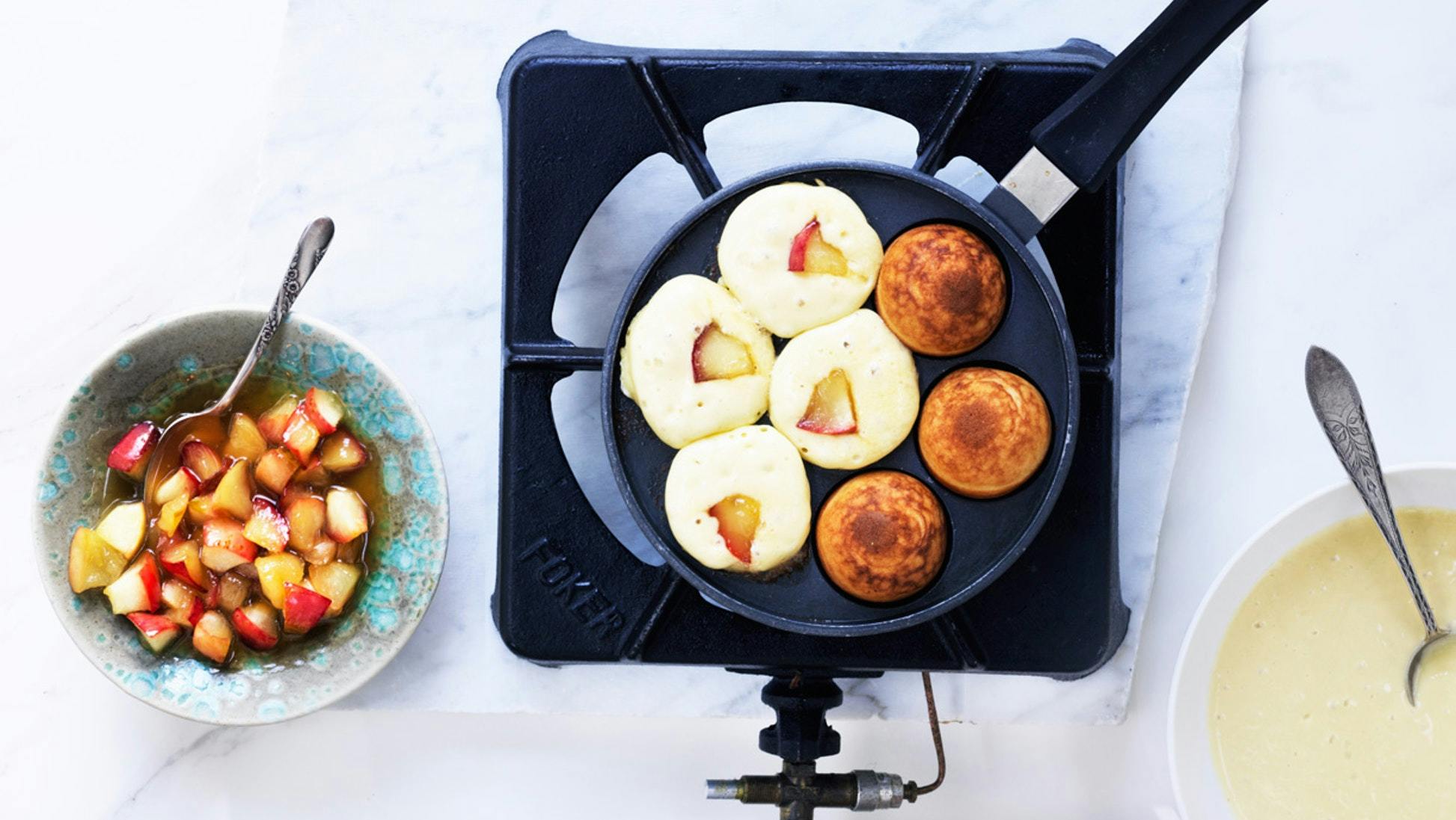 Æbleskiver: Klassisk opskrift med kærnemælk og karamelliserede æbler.