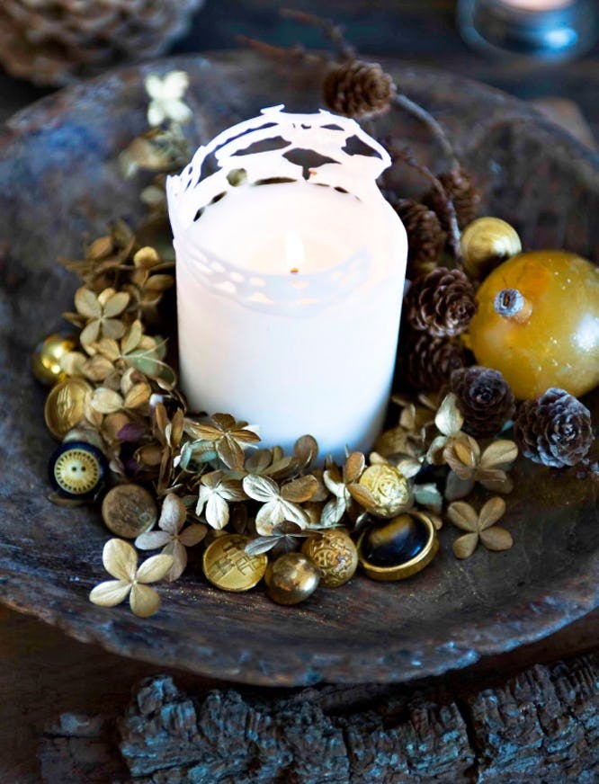 Juledekoration på fad med guld og julekugler.