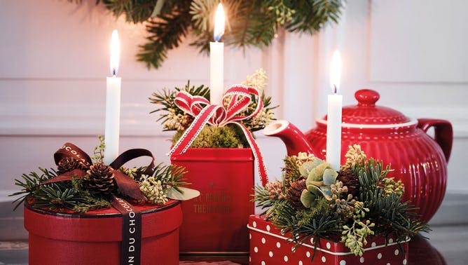 Juledekoration af gamle dåser, gran og ler.