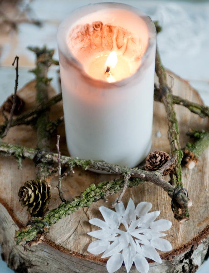 Juledekoration med kogler og grene i naturfarver.